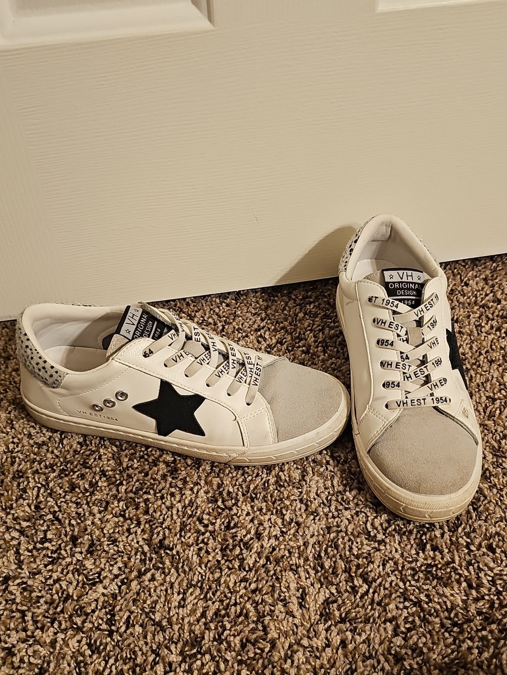 White & Black Star Men’s Low-Top Sneakers